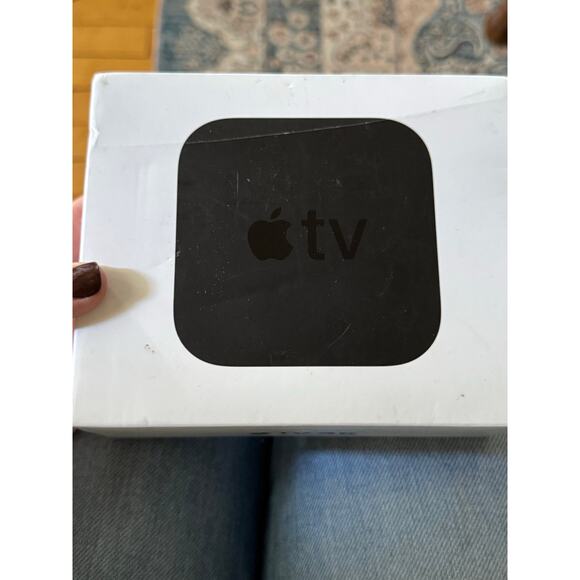Apple TV 4K (1st Generation) with 32GB no remote - Picture 2 of 5